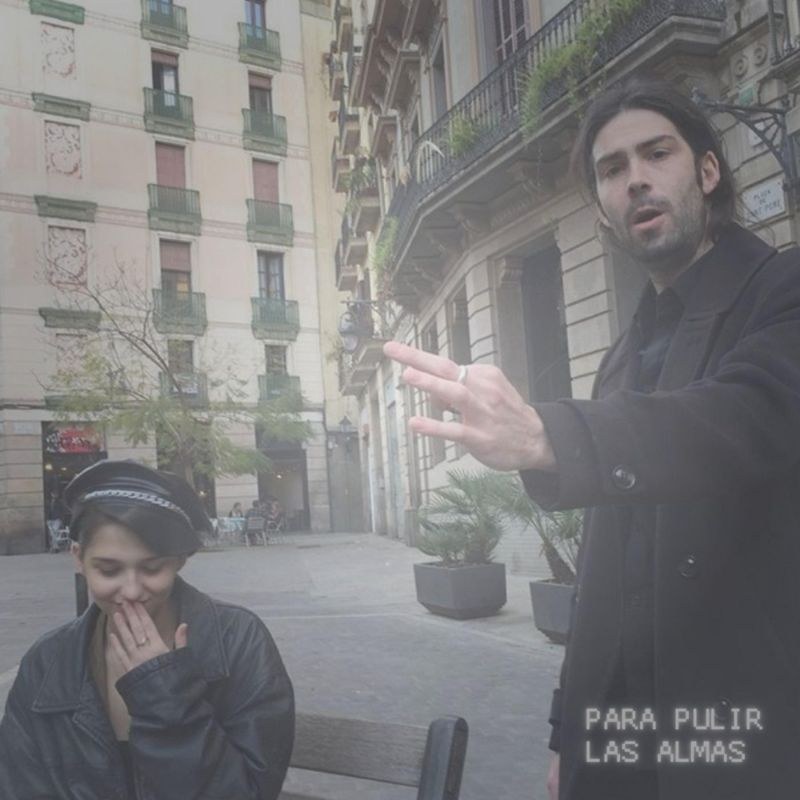Para Pulir Las Almas cover: a man gestures on a city street while a woman on a bench laughs behind her hand